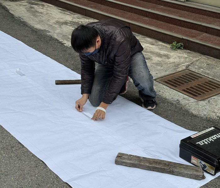 伯義廣告招牌的專業師傅正在安裝招牌
